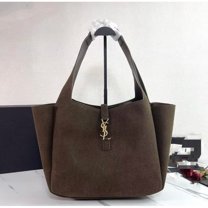 Schultertasche aus Wildleder