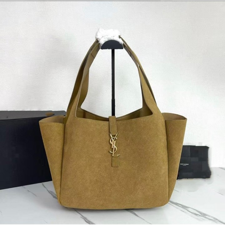 Schultertasche aus Wildleder