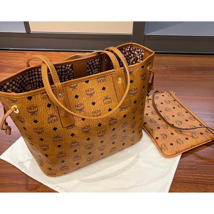 Große, geräumige Tasche mit Kosmetiktasche