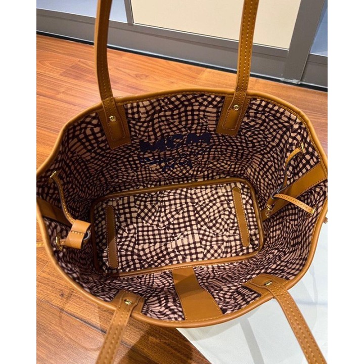 Große, geräumige Tasche mit Kosmetiktasche