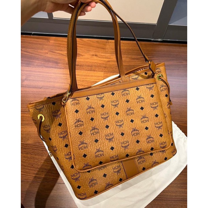 Große, geräumige Tasche mit Kosmetiktasche