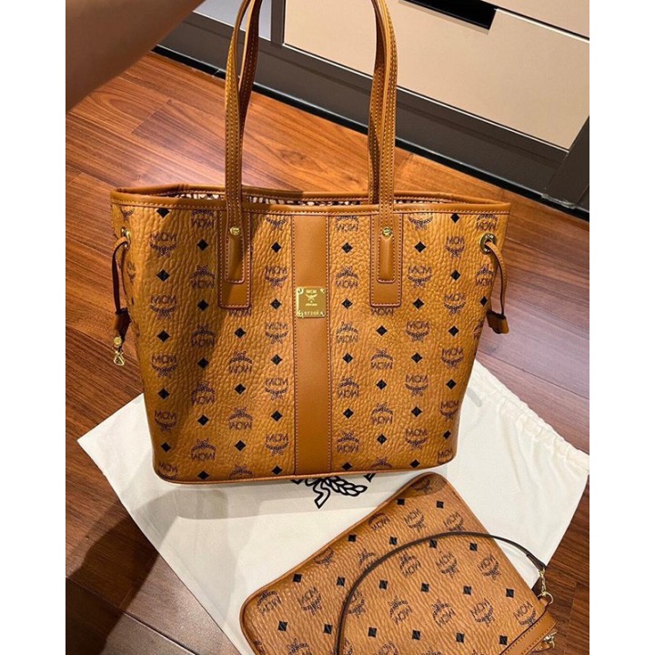 Große, geräumige Tasche mit Kosmetiktasche