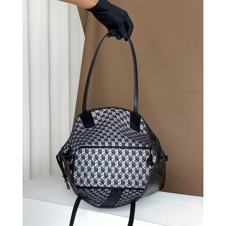 Große, geräumige Tasche mit Kosmetiktasche