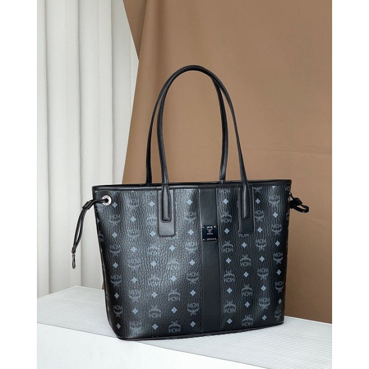 Große, geräumige Tasche mit Kosmetiktasche
