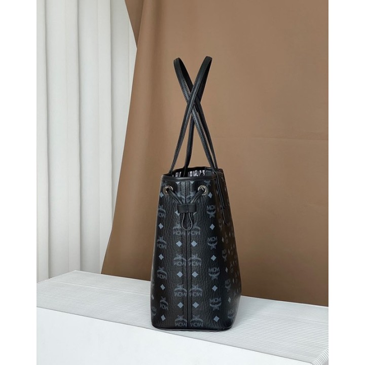 Große, geräumige Tasche mit Kosmetiktasche