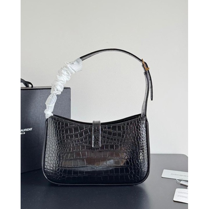 Tasche aus LACKLEDER MIT KROKOPRÄGUNG