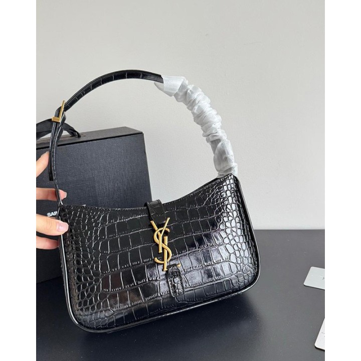 Tasche aus LACKLEDER MIT KROKOPRÄGUNG